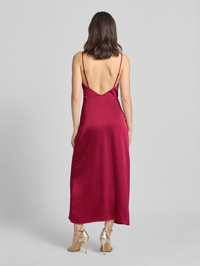 Vrouwenmodel draagt Regular fit dames midi-jurk van satijn met rugdecolleté, spaghettibandjes en ritssluiting, model 'Ravenna' van Vila, ruglengte 117 cm, borstwijdte 33 cm, Ganzkörperansicht Rückansicht.