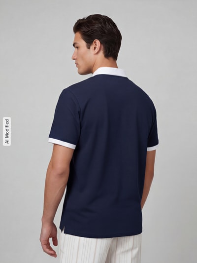 Männermodel trägt Regular Fit Poloshirt mit Label-Stitchings von ellesse, dunkelblau mit weißen Akzenten, reine Baumwolle, Ganzkörperansicht Rückansicht.