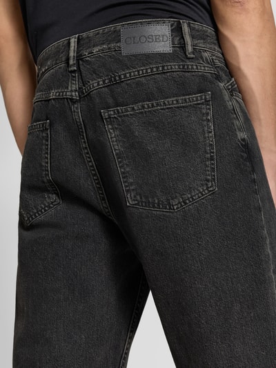 Männermodel trägt Relaxed Fit Jeans aus reiner bawełna von Closed, 5 kieszeni, naszywka z logo na tył, Ganzkörperansicht Rückansicht