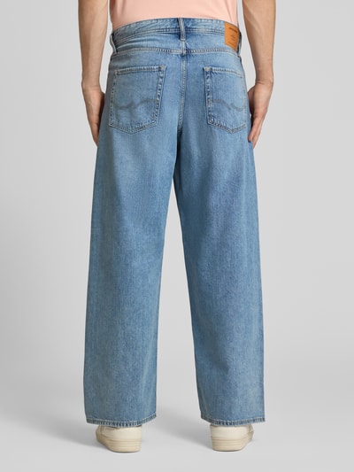Männermodel trägt Loose Fit Jeans im 5-Pocket-Design Modell 'DAVE' von Jack & Jones, Reine Baumwolle, Lockerer-Schnitt, Ganzkörperansicht Rückansicht.