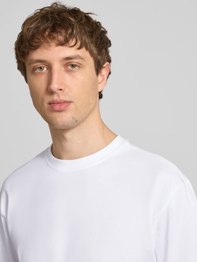 Męski model nosi Relaxed Fit T-Shirt aus reiner Baumwolle Modell 'FRED LIFE' von Only & Sons, efekt: jednolity kolor, okrągły dekolt, krótki rękaw, z bawełny, zbliżenie na górę ciała