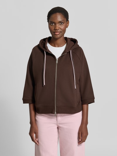 Vrouwenmodel draagt Oversized Sweatjacke mit doppeltem Kordelzug van Smith and Soul in bruin katoenmix met Raglanmouwen, tweewegritssluiting en capuchon, Ganzkörperansicht van voren.