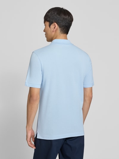 Männermodel trägt Regular Fit Poloshirt aus reiner Baumwolle Modell 'PALLAS' von BOSS, Optik: Unifarben, Ganzkörperansicht Rückansicht.
