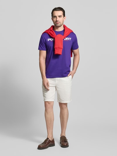 Mannelijk model draagt Relaxed Fit T-shirt uit puur katoen van Polo Ralph Lauren, look: effen, pasvorm: relaxed fit, labelprint, ronde hals, korte mouw, materiaal: puur katoen. Ganzkörperansicht von voren.