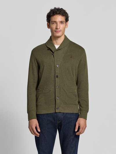 Männermodel trägt olivgrüne Regular Fit Strickjacke aus Baumwoll-Mix von Polo Ralph Lauren, dezente Struktur, Ganzkörperansicht von vorne. Herren Strickjacke von Polo Ralph Lauren