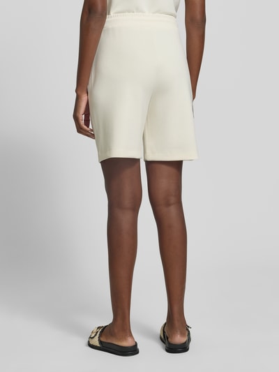 Frauenmodel trägt Top aus Modal-Mix mit Rundhalsausschnitt von Rich & Royal, Damen, Regular-Fit, Stretch-Anteil, Ganzkörperansicht Rückansicht.