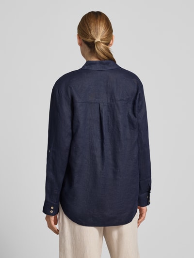 Frauenmodel trägt Regular Fit Leinenbluse mit V-Ausschnitt von Christian Berg Woman in Dunkelblau, reine Leinen, Hemdblusenkragen, Rückenlänge 72 cm, Ärmellänge 58 cm, Ganzkörperansicht Rückansicht.