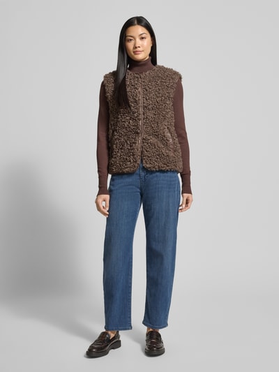 Frauenmodel trägt Barrel Fit Jeans mit Eingrifftaschen Modell 'Danni' von MAC, aus Baumwoll-Mix mit Stretch-Anteil, mittleres Blau, Ganzkörperansicht von vorne.