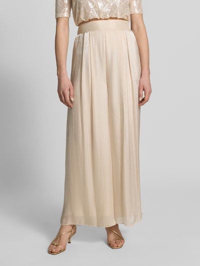 Frauenmodel trägt Wide Leg Hose aus fließendem Stoff mit elastischem Bund von Rinascimento, schimmernd, cremefarben, Ganzkörperansicht von vorne.