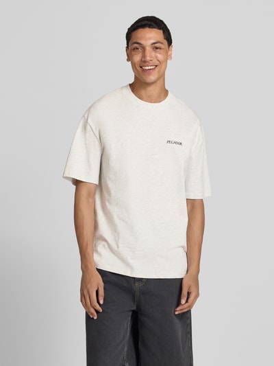 Männermodel trägt Oversized T-shirt mit labelprint Modell 'Miles' van Pegador aus puur katoen in offwhite, Ganzkörperansicht van voren.