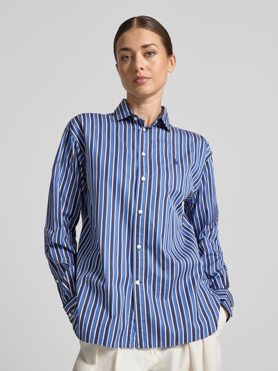 Frauenmodel trägt Relaxed Fit Hemdbluse aus reiner Baumwolle mit Logo-Stitching von Polo Ralph Lauren, blau-weiß gestreift, Nahaufnahme Oberkörper, Damen Hemdbluse von Polo Ralph Lauren.