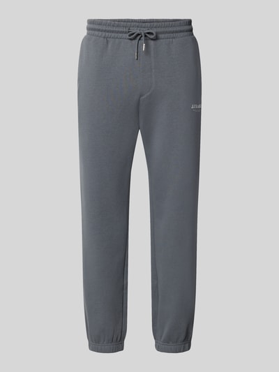Produktfoto, Straight Fit Sweatpants aus Baumwoll-Mix Modell 'Kane' von JACK & JONES in Grau mit elastischem Bund, Gesäßtasche und Logo-Detail
