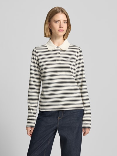Frauenmodel trägt Regular Fit Poloshirt mit Label-Stitching Modell 'DONELL' von Samsøe Samsøe, gestreift, Baumwolle, Ganzkörperansicht von vorne