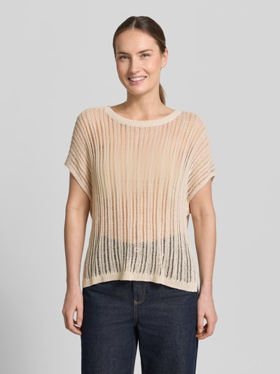 Frauenmodel trägt Regular Fit T-Shirt aus Viskose-Mix in semitransparentem Design von Comma mit Strick-Optik, Rundhalsausschnitt, Leinen-Anteil, kurzärmelig für Damen, Farbe beige-creme, Rückenlänge 55 cm bei Größe S, Ganzkörperansicht von vorne.