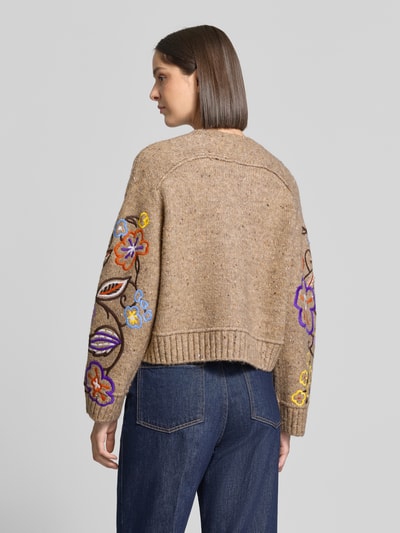 Vrouwenmodel draagt Regular Fit Pullover met wol in tricotlook van Oui, elastische materiaalmix, bloemen all-over stitching, ronde hals, ruglengte maat 36 51 cm, mouwlengte maat 36 58 cm, gebroken wit, kleurrijke bloemen, gebreide textuur, volledig lichaam achteraanzicht