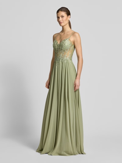 Frauenmodel trägt Abendkleid mit Stitchings und Ziersteinbesatz von Luxuar in Olivgrün, Chiffon, taillierter Schnitt, Maxikleid, Ganzkörperansicht von vorne