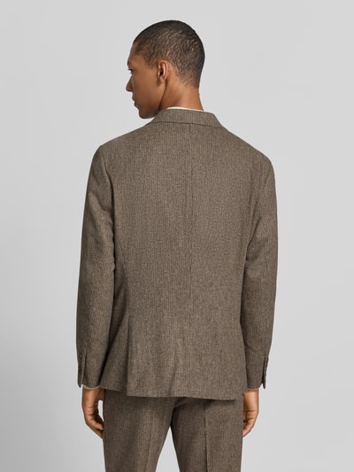 Männermodel trägt Slim Fit Sakko mit Pattentaschen aus Wolle von Selected in Braun mit feiner Webstruktur, Ganzkörperansicht Rückansicht.