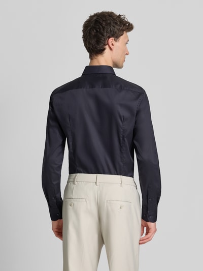 Männermodel trägt Slim Fit Businesshemd aus reiner Baumwolle Modell 'HANK' von BOSS, Optik: Unifarben, Ganzkörperansicht Rückansicht.