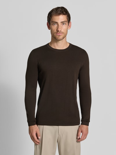 Męski model nosi Regular Fit Longsleeve aus reiner Baumwolle Modell 'Irmino' von DRYKORN, imitacja dzianiny, okrągły dekolt, brązowy, Długość tyłu w rozmiarze M: 68 cm, Długość rękawów w rozmiarze M: 67 cm, pełny widok z przodu