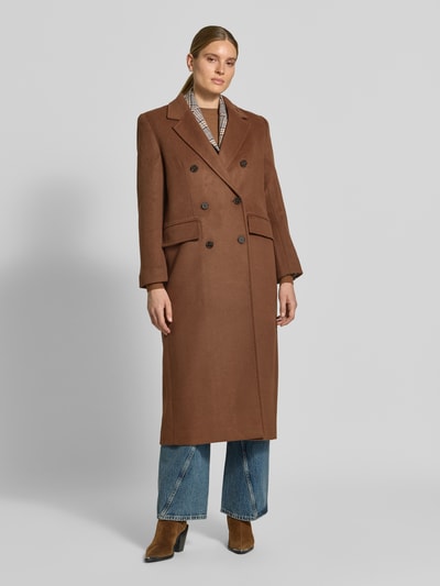 Vrouwenmodel draagt lange wollen jas van Wolmix met relaxed fit, dubbele knoopsluiting, klepzakken en reverskraag van Lala Berlin, Ganzkörperansicht van voren. Ruglengte maat S: 124 cm, borstwijdte: 52 cm, mouwlengte: 63 cm.