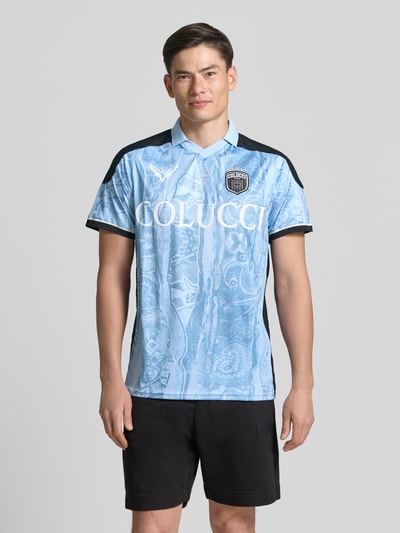 Männermodel trägt Slim Fit T-Shirt mit Label-Print von COLUCCI in Hellblau mit Polokragen, dezente Muster, Vorderansicht, Ganzkörperansicht von vorne. Rückenlänge bei Größe M beträgt 72 cm.