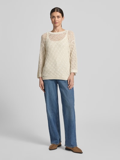 Frauenmodel trägt Strickpullover mit 3/4-Arm Modell 'Kilana' von JOOP! im Regular Fit, beige, grob gestrickt, Vorderansicht Ganzkörperansicht.