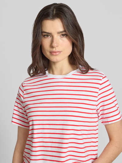 Frauenmodel trägt Damen T-Shirt mit roten und weißen Streifen aus Baumwoll-Mix mit Stretch-Anteil, Modell 'NORA' von Vila, Nahaufnahme Oberkörper. Gerader-Schnitt, Rundhalsausschnitt, Rückenlänge bei Größe S: 57 cm.
