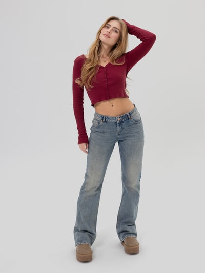 Review Anna von Klinski x REVIEW Longsleeve mit V-Ausschnitt Bordeaux 1