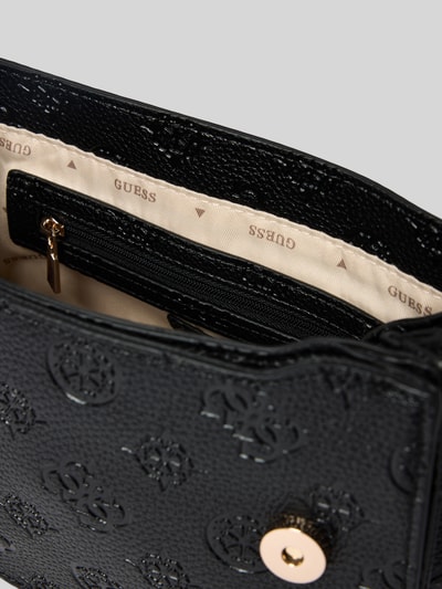 Produktfoto, schwarze Handtasche mit Label-Applikation Modell 'CRESIDIA II' von Guess, Magnetverschluss, strukturierte Oberfläche, Innenansicht