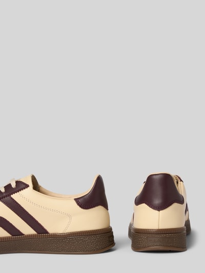 Produktfoto, Sneaker aus echtem Leder Modell 'Cuzima' von GANT, beige mit dunkelbraunen Details, strukturierte Sohle auf grauem Hintergrund.