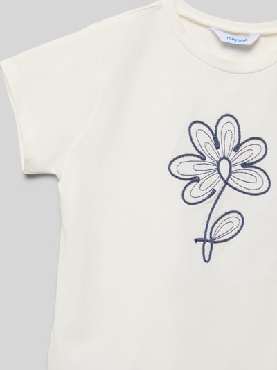 Produktfoto, T-Shirt mit floralem Stitching von Mayoral, biały bawełniano-elastanowy materiał, prosty krój, okrągły dekolt, motyw kwiatowy