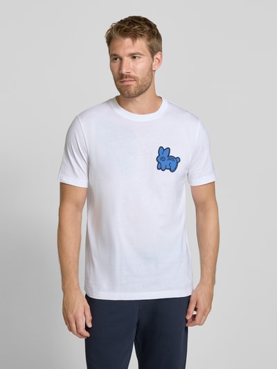 Männermodel trägt Regular Fit T-Shirt aus reiner Baumwolle von Paul Smith, weiß mit blauem Statement-Print, Rundhalsausschnitt, Ganzkörperansicht von vorne, Rückenlänge bei Größe M 64 cm