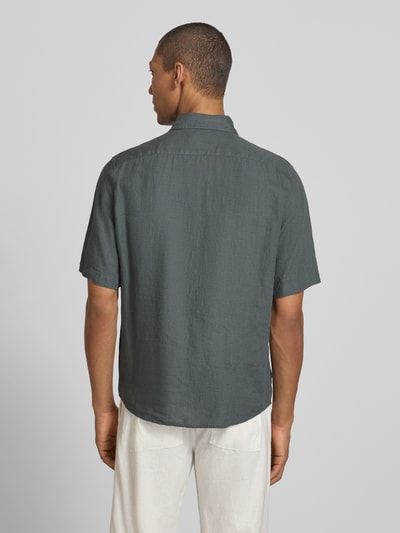 Männermodel trägt Regular Fit Freizeithemd aus reinem Leinen von Marc O'Polo, uni, kurzarm, Kentkragen, reine Leinenstruktur, Ganzkörperansicht Rückansicht.