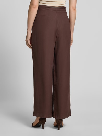 Frauenmodel trägt Stoffhose aus Modal-Mix mit Gürtel von More & More, braun, Wide Leg, Gelegte Falten, Ganzkörperansicht Rückansicht. Bundweite bei Größe 36: 36 cm, Innenbeinlänge bei Größe 36: 76 cm.