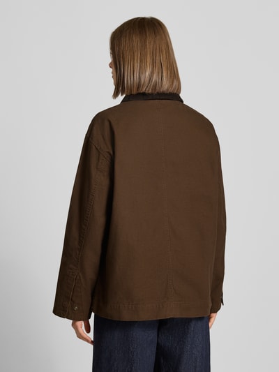 Frauenmodel trägt Regular Fit Jacke aus reiner Baumwolle Modell 'Zaga' von JJXX in Braun mit Cord-Umlegekragen, Rückenansicht.