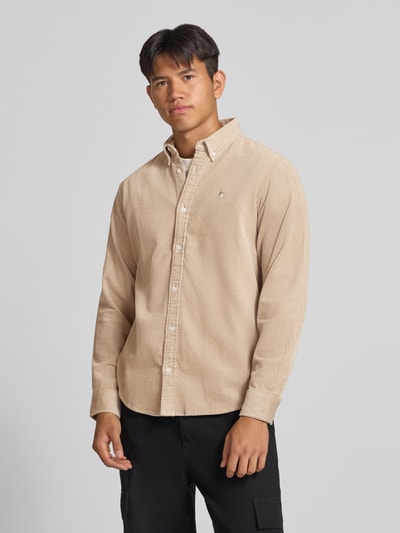 Männermodel trägt Regular Fit Freizeithemd mit Logo-Stitching Modell 'MADISON' von Carhartt Work In Progress in Beige, Ganzkörperansicht von vorne, reine Baumwolle, Button-Down-Kragen, Knopfleiste, Sportmanschetten, abgerundeter Saum.