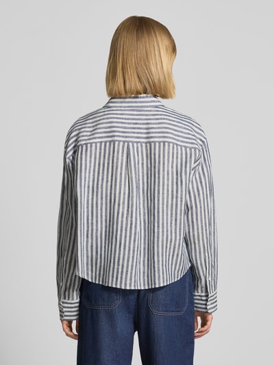 Frauenmodel trägt Boxy Fit Leinenbluse mit Allover-Muster Modell 'ALBATRO' von Weekend Max Mara, gestreiftes Muster, reine Leinenstruktur, Ganzkörperansicht Rückansicht.