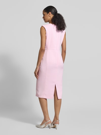 Młodzieżowy model prezentuje Regular Fit Midikleid mit Gehschlitz von Marc Cain, elastyczna mieszanka materiałów, krój regular fit, rozporek, okrągły dekolt, bez rękawów, zakładane fałdy, wszyty zamek błyskawiczny, długość tyłu w rozmiarze 36: 108 cm, szerokość w rozmiarze 36: 42 cm, jasnoróżowy kolor, tekstura gładka, widok całej sylwetki z tyłu.