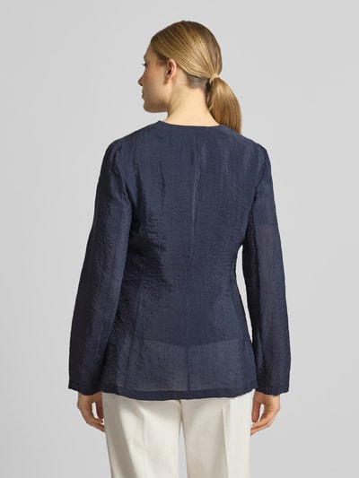 Frauenmodel trägt Slim Fit Blazer mit Knopfverschluss von Emporio Armani im Lyocell-Mix, Crinkle-Optik, dunkelblau, Ganzkörperansicht Rückansicht. Rückenlänge bei Größe 36: 66 cm, Brustweite: 43 cm, Ärmellänge: 63 cm.