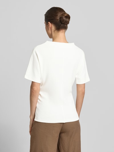 Frauenmodel trägt Damen T-Shirt mit Strukturmuster Modell 'Kavora' von Someday, Viskose-Mix mit Stretch-Anteil, Rückansicht Ganzkörperansicht.