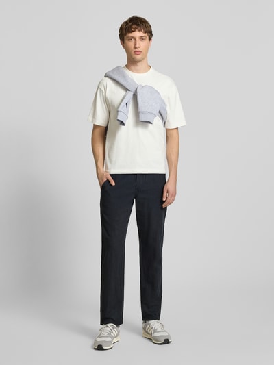 Männermodel trägt Hose aus Baumwoll-Leinen-Mix Modell 'KANE' von Jack & Jones in Dunkelblau, Regular-Fit, elastischer Bund, Ganzkörperansicht von vorne.