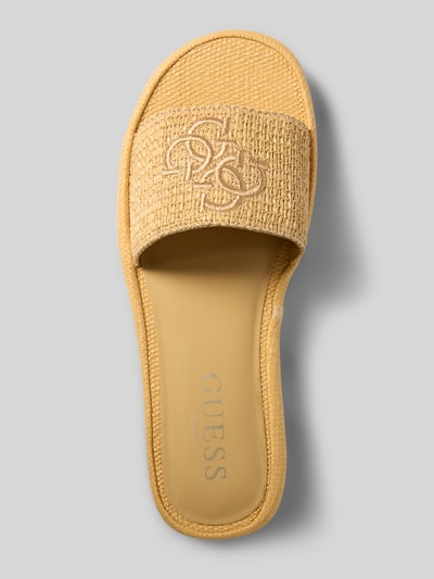 Produktfoto, Sandalette mit Label-Stitching von Guess in hellgelb mit Strukturmuster, abgerundete Spitze, Absatzhöhe 3 cm, Schaftweite 7 cm.