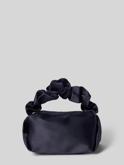 Produktfoto, Shoulder Bag mit Raffungen von Jake*s Cocktail aus schwarzem Satin, Hauptfach mit zamkiem, marszczenia, Szerokość w rozmiarze 1: 19 cm, długość 13 cm, głębokość 11 cm, pasek 32 cm