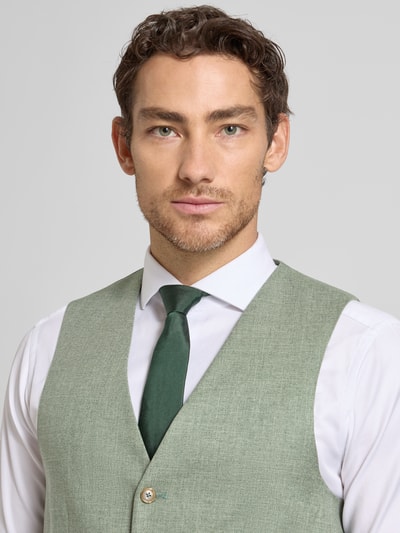 Männermodel trägt Regular Fit Weste mit Viskose-Anteil Modell 'Edgar' von DIGEL in Denim-Optik, Elastischer-Material-Mix, Nahaufnahme Oberkörper.