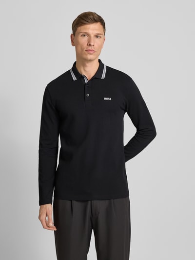 Męski model nosi Regular Fit Koszulka polo z czystej bawełny Model 'PLISY' od BOSS, efekt: jednolity kolor, wyhaftowane logo, kołnierzyk polo, długi rękaw, pika, materiał: bawełna, Ganzkörperansicht von vorne.