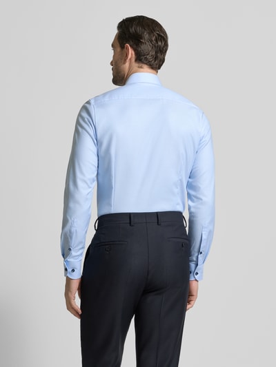 Männermodel trägt Slim Fit Business-Hemd mit Kentkragen von OLYMP, hellblau, unifarben, Baumwoll-Mix, Ganzkörperansicht Rückansicht.