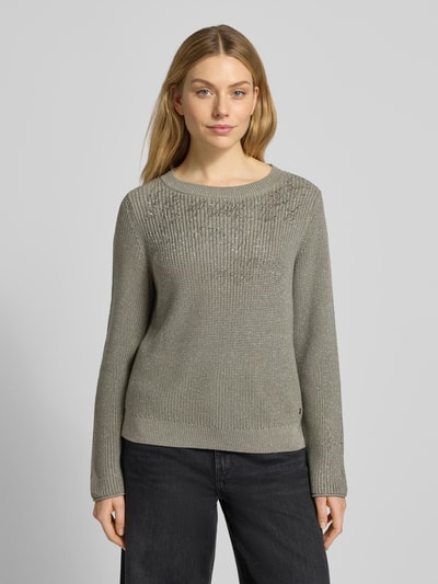 Vrouwenmodel draagt Strickpullover met Ziersteinbesatz van monari in katoenmix, regular fit, ronde hals, grijs, Ganzkörperansicht van voren.