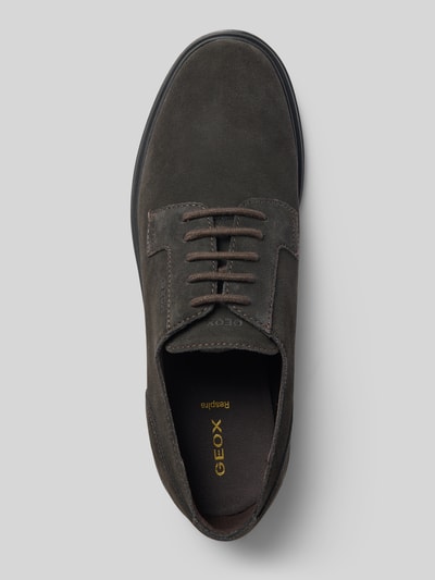 Produktfoto, Schnürschuhe aus echtem Leder Modell 'Ottavio' von Geox in dunklem Braun, abgerundete Passform, sichtbare Logo-Prägung, glatte Textur, Produktdetails: Absatzhöhe 4 cm, Schafthöhe 7 cm, Schaftweite 11 cm