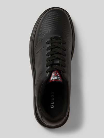 Produktfoto, Sneaker mit Schnürverschluss Modell 'PLEZIA' von Guess in Schwarz, abgerundete Spitze, Label-Detail, strukturierte Sohle, Absatzhöhe 4 cm, Schafthöhe 7 cm, Schaftweite 7 cm.
