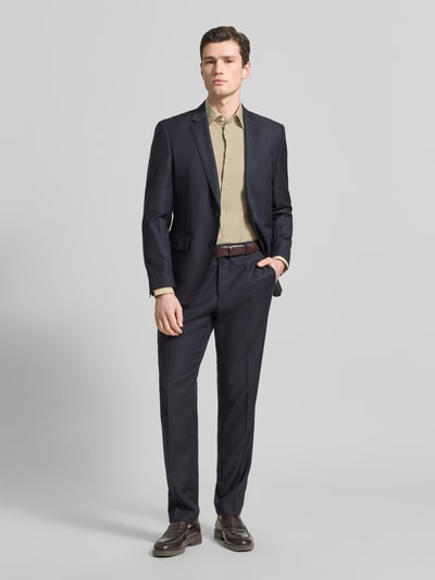 Männermodel trägt Slim Fit Businesshemd aus Baumwoll-Mix Modell 'H-HANK-KENT' von BOSS, Optik: Unifarben, Ganzkörperansicht von vorne.